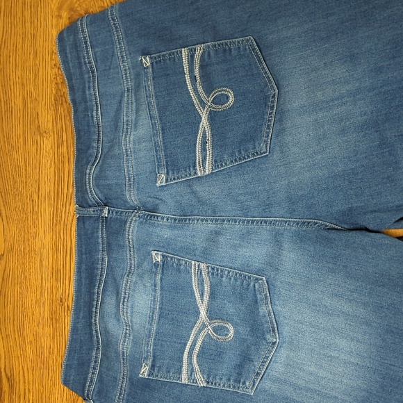 Wallflower Pants & Jumpsuits Wallflower Ultra Fit Womens Capri